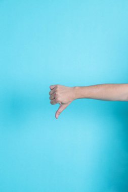 Asyalı bir adamın el ya da el hareketi, mavi izole bir arkaplanda el hareketi.