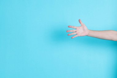 Asyalı bir adamın el ya da el yazısı mavi izole edilmiş bir arka gruba el hareketi.