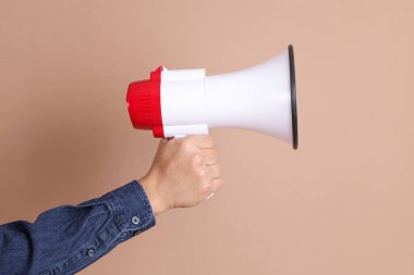 Kahverengi arkaplanda megafon izole edildi