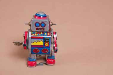 Eski oyuncak robot kahverengi arka planda izole edilmiş, Antik Metal Çocuğun Oyuncağı