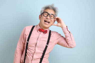 Asyalı, siyah pantolon askısı takmış, kırmızı fiyonklu, kalp şeklinde jestleri olan ya da mavi ve sarı arka planda izole edilmiş yanaklı kalbi olan son sınıf öğrencisi. Sevgililer Günü