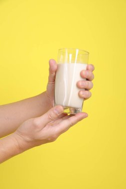 Bir bardak soya sütü ya da soya sütü tutan eller. Çin vejetaryen festivali 9 imparator tanrı, J festivali.