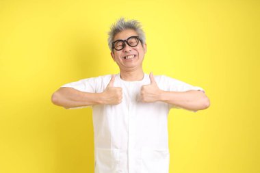 Çin Vejetaryen Festivali. Sarı arka planda izole edilmiş beyaz giysili üst düzey bir adam. Dokuz imparator Tanrı, J festivali.