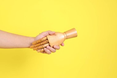 Sarı arka planda birden fazla pozu olan bir manken eli. Sembol, Kukla.