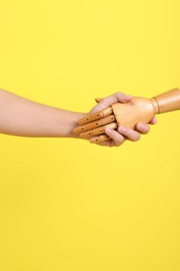 Sarı arka planda birden fazla pozu olan bir manken eli. Sembol, Kukla.