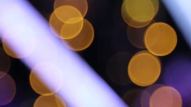 Bokeh, soyut şenlikli noel dokusu, altın bokeh parçacıkları ve koyu arkaplanda gölgeler