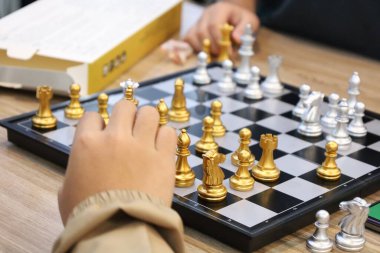 Sınıfta turnuvada satranç oynayan bir grup arkadaş. Masa oyunu, Gençlik, El, Gen Z, eğlence, hobi ve eğitim konsepti