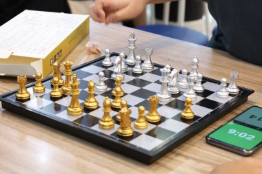 Sınıfta turnuvada satranç oynayan bir grup arkadaş. Masa oyunu, Gençlik, El, Gen Z, eğlence, hobi ve eğitim konsepti