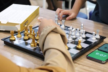 Sınıfta turnuvada satranç oynayan bir grup arkadaş. Masa oyunu, Gençlik, El, Gen Z, eğlence, hobi ve eğitim konsepti