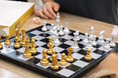 Sınıfta turnuvada satranç oynayan bir grup arkadaş. Masa oyunu, Gençlik, El, Gen Z, eğlence, hobi ve eğitim konsepti