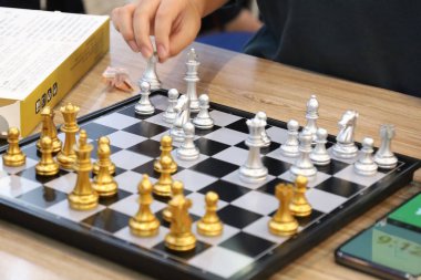 Sınıfta turnuvada satranç oynayan bir grup arkadaş. Masa oyunu, Gençlik, El, Gen Z, eğlence, hobi ve eğitim konsepti