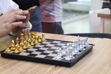 Sınıfta turnuvada satranç oynayan bir grup arkadaş. Masa oyunu, Gençlik, El, Gen Z, eğlence, hobi ve eğitim konsepti