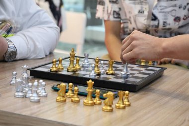 Sınıfta turnuvada satranç oynayan bir grup arkadaş. Masa oyunu, Gençlik, El, Gen Z, eğlence, hobi ve eğitim konsepti