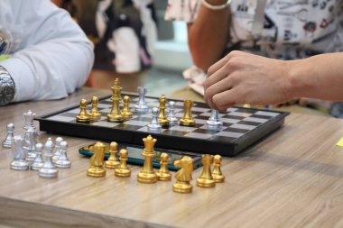 Sınıfta turnuvada satranç oynayan bir grup arkadaş. Masa oyunu, Gençlik, El, Gen Z, eğlence, hobi ve eğitim konsepti