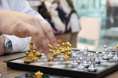 Sınıfta turnuvada satranç oynayan bir grup arkadaş. Masa oyunu, Gençlik, El, Gen Z, eğlence, hobi ve eğitim konsepti