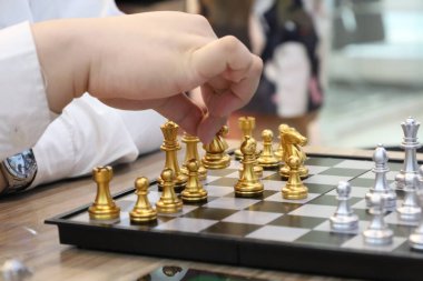 Sınıfta turnuvada satranç oynayan bir grup arkadaş. Masa oyunu, Gençlik, El, Gen Z, eğlence, hobi ve eğitim konsepti