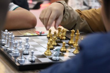 Sınıfta turnuvada satranç oynayan bir grup arkadaş. Masa oyunu, Gençlik, El, Gen Z, eğlence, hobi ve eğitim konsepti