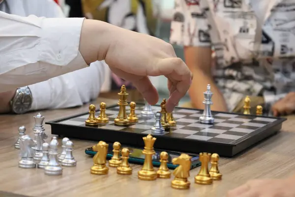 Sınıfta turnuvada satranç oynayan bir grup arkadaş. Masa oyunu, Gençlik, El, Gen Z, eğlence, hobi ve eğitim konsepti