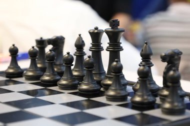 Sınıfta turnuvada satranç oynayan bir grup arkadaş. Masa oyunu, Gençlik, El, Gen Z, eğlence, hobi ve eğitim konsepti