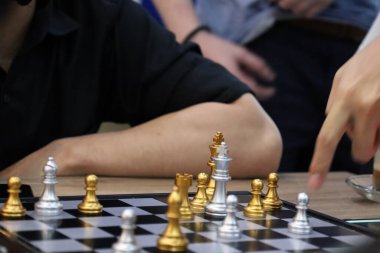 Sınıfta turnuvada satranç oynayan bir grup arkadaş. Masa oyunu, Gençlik, El, Gen Z, eğlence, hobi ve eğitim konsepti