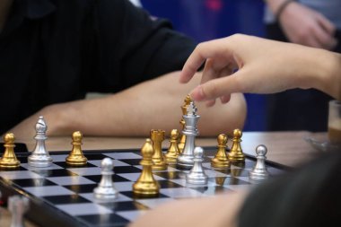 Sınıfta turnuvada satranç oynayan bir grup arkadaş. Masa oyunu, Gençlik, El, Gen Z, eğlence, hobi ve eğitim konsepti