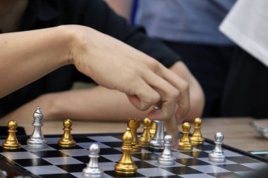 Sınıfta turnuvada satranç oynayan bir grup arkadaş. Masa oyunu, Gençlik, El, Gen Z, eğlence, hobi ve eğitim konsepti