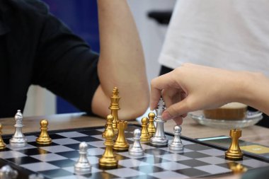 Sınıfta turnuvada satranç oynayan bir grup arkadaş. Masa oyunu, Gençlik, El, Gen Z, eğlence, hobi ve eğitim konsepti