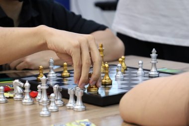 Sınıfta turnuvada satranç oynayan bir grup arkadaş. Masa oyunu, Gençlik, El, Gen Z, eğlence, hobi ve eğitim konsepti