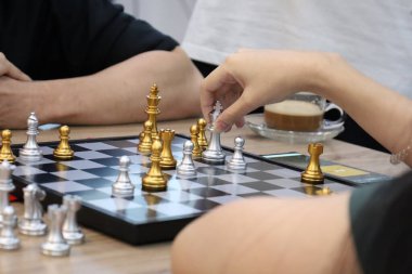 Sınıfta turnuvada satranç oynayan bir grup arkadaş. Masa oyunu, Gençlik, El, Gen Z, eğlence, hobi ve eğitim konsepti