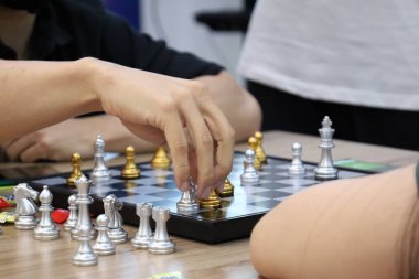 Sınıfta turnuvada satranç oynayan bir grup arkadaş. Masa oyunu, Gençlik, El, Gen Z, eğlence, hobi ve eğitim konsepti