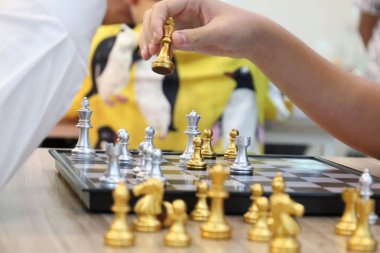 Sınıfta turnuvada satranç oynayan bir grup arkadaş. Masa oyunu, Gençlik, El, Gen Z, eğlence, hobi ve eğitim konsepti