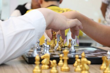 Sınıfta turnuvada satranç oynayan bir grup arkadaş. Masa oyunu, Gençlik, El, Gen Z, eğlence, hobi ve eğitim konsepti