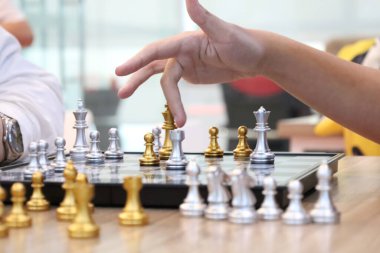 Sınıfta turnuvada satranç oynayan bir grup arkadaş. Masa oyunu, Gençlik, El, Gen Z, eğlence, hobi ve eğitim konsepti