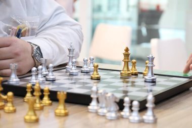 Sınıfta turnuvada satranç oynayan bir grup arkadaş. Masa oyunu, Gençlik, El, Gen Z, eğlence, hobi ve eğitim konsepti