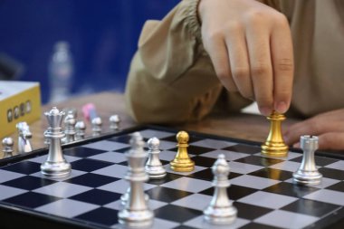 Sınıfta turnuvada satranç oynayan bir grup arkadaş. Masa oyunu, Gençlik, El, Gen Z, eğlence, hobi ve eğitim konsepti