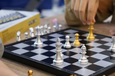 Sınıfta turnuvada satranç oynayan bir grup arkadaş. Masa oyunu, Gençlik, El, Gen Z, eğlence, hobi ve eğitim konsepti