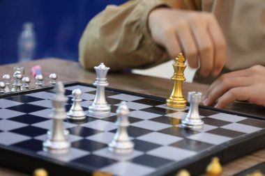 Sınıfta turnuvada satranç oynayan bir grup arkadaş. Masa oyunu, Gençlik, El, Gen Z, eğlence, hobi ve eğitim konsepti