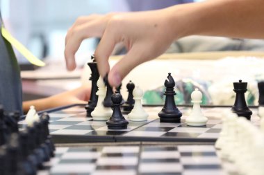 Sınıfta turnuvada satranç oynayan bir grup arkadaş. Masa oyunu, Gençlik, El, Gen Z, eğlence, hobi ve eğitim konsepti