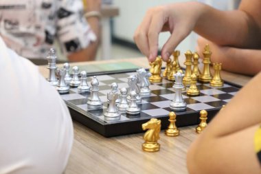 Sınıfta turnuvada satranç oynayan bir grup arkadaş. Masa oyunu, Gençlik, El, Gen Z, eğlence, hobi ve eğitim konsepti