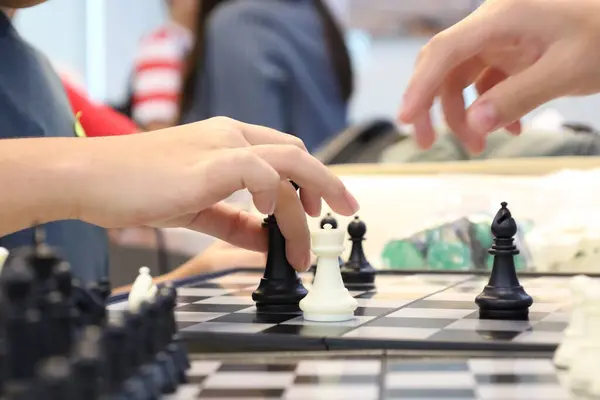 Sınıfta turnuvada satranç oynayan bir grup arkadaş. Masa oyunu, Gençlik, El, Gen Z, eğlence, hobi ve eğitim konsepti