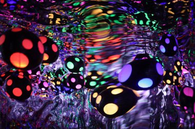 Kara Arkaplan 'da soyut Parlayan Radyal Folyo Işığı, sıvı krom renk şekilleri, canlı renklerde holografik krom gradyan dalgalar. Mor