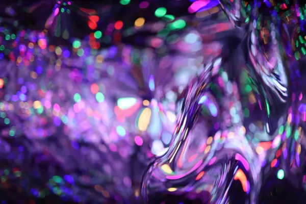 Kara Arkaplan 'da soyut Parlayan Radyal Folyo Işığı, sıvı krom renk şekilleri, canlı renklerde holografik krom gradyan dalgalar. Mor