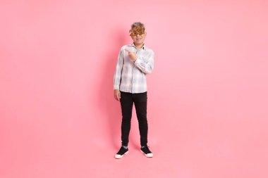 2025 numaralı sıradan görünüşlü Asyalı son sınıf öğrencisi. İki bin yirmi beş yeni yıl gözlüğü. Pembe arka planda izole edilmiş bir işaret..