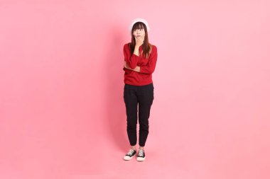 Kırmızı tişört giyen Asyalı bir kadın ya da Noel Baba şapkası takmış pembe arka planda izole edilmiş düşünce jestleri yapan sıradan bir kadın. Noel Baba, Z Geni