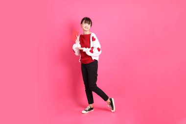 Çin Yeni Yılı, kırmızı tişörtlü Asyalı kadın ya da günlük kıyafetler, kırmızı kalp şeklinde gömlek ceket ve pembe arka planda Çin kırmızısı zarflar tutan Noel Baba şapkası. Noel Baba, Z Geni