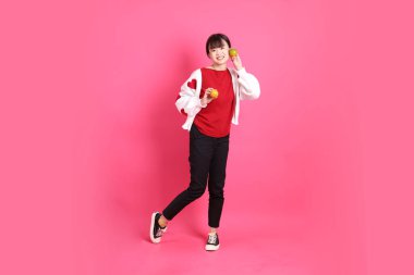 Çin Yeni Yılı, kırmızı tişörtlü Asyalı kadın ya da günlük kıyafetler, kırmızı kalp şeklinde gömlek ceket ve pembe arka planda Mandalina ya da Turuncu tutmanın jesti ile Noel Baba şapkası. Noel Baba, Z Geni