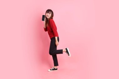 Mutlu Çin Yeni Yılı, pembe arka planda izole edilmiş el ele tutuşan el kol hareketleriyle kırmızı günlük Asyalı kadın tişörtü. Gen Z