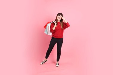 Mutlu Çin Yeni Yılı, kırmızı günlük Asyalı kadın alışveriş çantası, barış tabelası, pembe arka planda izole edilmiş el yazısı olan el ele tutuşan jest tişörtü. Gen Z