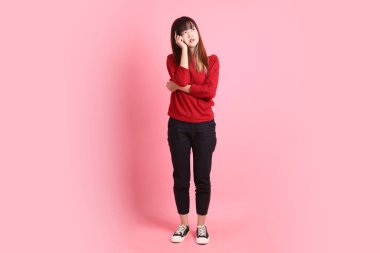 Mutlu Çin Yeni Yılı, kırmızı günlük tişörtlü Asyalı genç bayan pembe arka planda izole edilmiş düşünce jesti. Gen Z