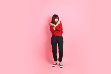 Mutlu Çin Yeni Yılı, pembe arka planda izole edilmiş korku jesti ile kırmızı günlük Asyalı kadın tişörtü. Gen Z